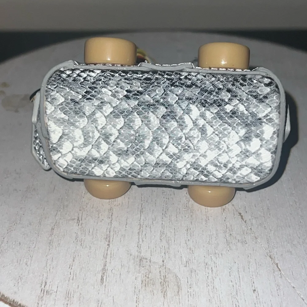 Silver Snake-Print Key &‎ Card Holder with Beige Wheel Accents